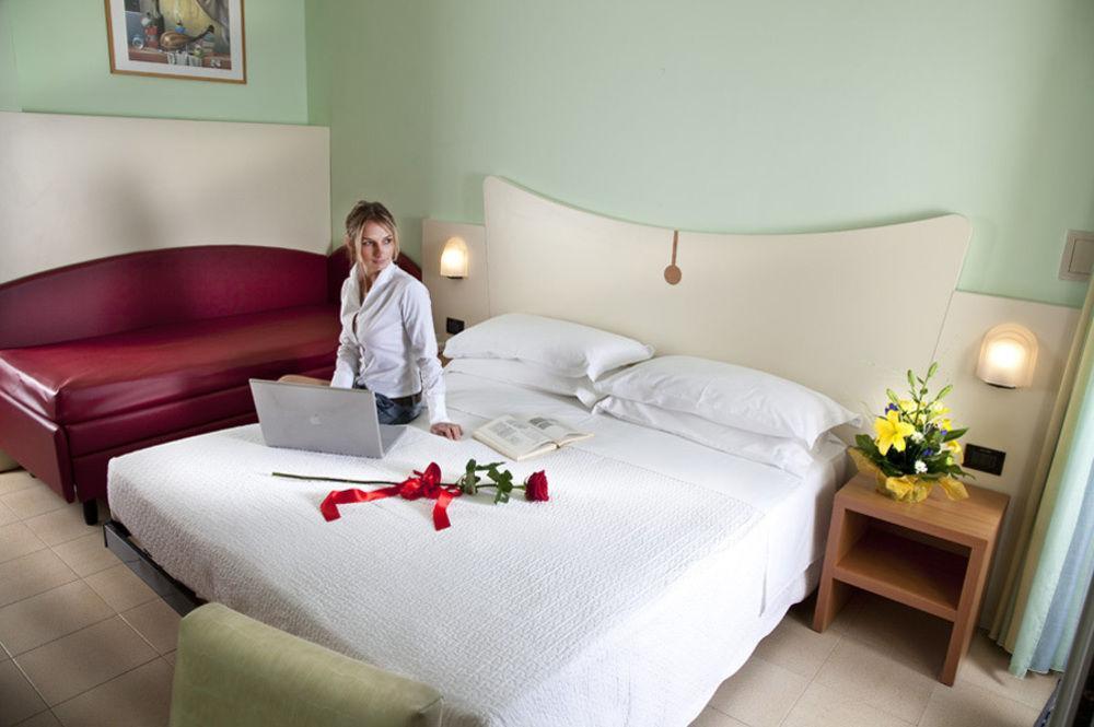 Hotel Zeus Римини Екстериор снимка